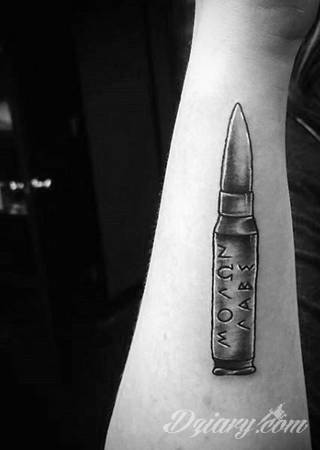 Skromne w formie tatuaże minimalistyczne ograniczające się do niewielkich kształtów i oparte na jednym kolorze. Doskonałe dla osób pragnących w niewielki sposób symbolizować konkretny przekaz. 