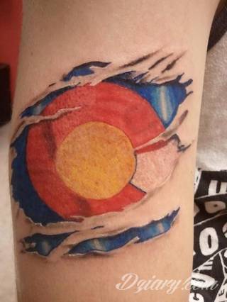 Skromne w formie tatuaże minimalistyczne ograniczające się do niewielkich kształtów i oparte na jednym kolorze. Doskonałe dla osób pragnących w niewielki sposób symbolizować konkretny przekaz. 