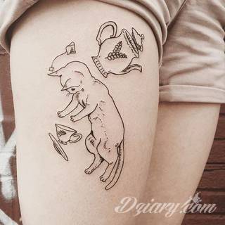 Skromne w formie tatuaże minimalistyczne ograniczające się do niewielkich kształtów i oparte na jednym kolorze. Doskonałe dla osób pragnących w niewielki sposób symbolizować konkretny przekaz. 