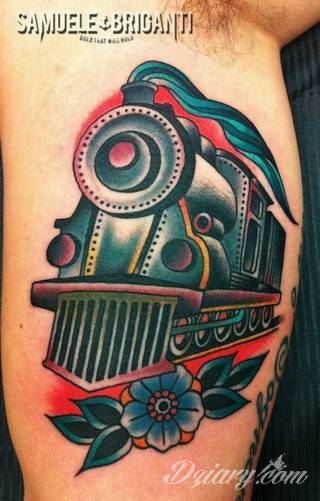 Skromne w formie tatuaże minimalistyczne ograniczające się do niewielkich kształtów i oparte na jednym kolorze. Doskonałe dla osób pragnących w niewielki sposób symbolizować konkretny przekaz. 