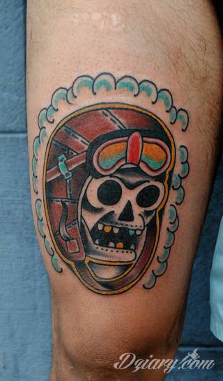 Skromne w formie tatuaże minimalistyczne ograniczające się do niewielkich kształtów i oparte na jednym kolorze. Doskonałe dla osób pragnących w niewielki sposób symbolizować konkretny przekaz. 