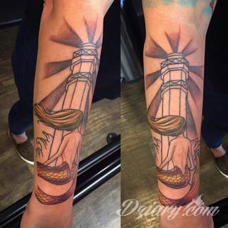 Skromne w formie tatuaże minimalistyczne ograniczające się do niewielkich kształtów i oparte na jednym kolorze. Doskonałe dla osób pragnących w niewielki sposób symbolizować konkretny przekaz. 