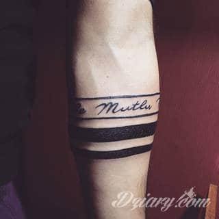 Skromne w formie tatuaże minimalistyczne ograniczające się do niewielkich kształtów i oparte na jednym kolorze. Doskonałe dla osób pragnących w niewielki sposób symbolizować konkretny przekaz. 