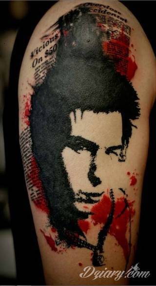 Skromne w formie tatuaże minimalistyczne ograniczające się do niewielkich kształtów i oparte na jednym kolorze. Doskonałe dla osób pragnących w niewielki sposób symbolizować konkretny przekaz. 