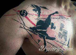 Skromne w formie tatuaże minimalistyczne ograniczające się do niewielkich kształtów i oparte na jednym kolorze. Doskonałe dla osób pragnących w niewielki sposób symbolizować konkretny przekaz. 