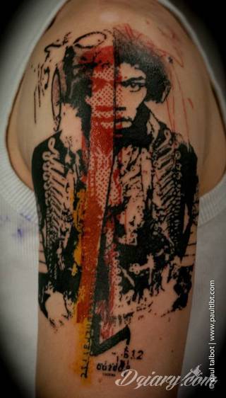 Skromne w formie tatuaże minimalistyczne ograniczające się do niewielkich kształtów i oparte na jednym kolorze. Doskonałe dla osób pragnących w niewielki sposób symbolizować konkretny przekaz. 