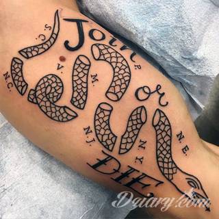 Skromne w formie tatuaże minimalistyczne ograniczające się do niewielkich kształtów i oparte na jednym kolorze. Doskonałe dla osób pragnących w niewielki sposób symbolizować konkretny przekaz. 