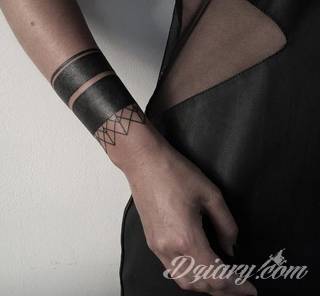 Skromne w formie tatuaże minimalistyczne ograniczające się do niewielkich kształtów i oparte na jednym kolorze. Doskonałe dla osób pragnących w niewielki sposób symbolizować konkretny przekaz. 