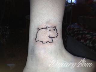 Skromne w formie tatuaże minimalistyczne ograniczające się do niewielkich kształtów i oparte na jednym kolorze. Doskonałe dla osób pragnących w niewielki sposób symbolizować konkretny przekaz. 