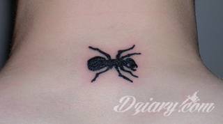 Skromne w formie tatuaże minimalistyczne ograniczające się do niewielkich kształtów i oparte na jednym kolorze. Doskonałe dla osób pragnących w niewielki sposób symbolizować konkretny przekaz. 