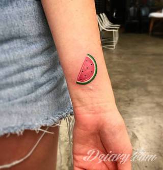 Skromne w formie tatuaże minimalistyczne ograniczające się do niewielkich kształtów i oparte na jednym kolorze. Doskonałe dla osób pragnących w niewielki sposób symbolizować konkretny przekaz. 