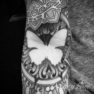 Lekkość, zwiewność, skromność - z tym kojarzą się tatuaże w kształcie motyli. Popularny kobiecy wzór, dzięki prostocie i niewielkim rozmiarom, bywa używany również w miejscach intymnych. 