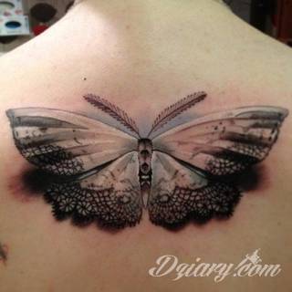 Lekkość, zwiewność, skromność - z tym kojarzą się tatuaże w kształcie motyli. Popularny kobiecy wzór, dzięki prostocie i niewielkim rozmiarom, bywa używany również w miejscach intymnych. 