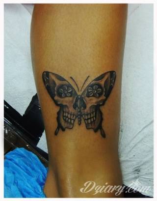 Lekkość, zwiewność, skromność - z tym kojarzą się tatuaże w kształcie motyli. Popularny kobiecy wzór, dzięki prostocie i niewielkim rozmiarom, bywa używany również w miejscach intymnych. 