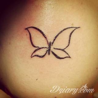 Lekkość, zwiewność, skromność - z tym kojarzą się tatuaże w kształcie motyli. Popularny kobiecy wzór, dzięki prostocie i niewielkim rozmiarom, bywa używany również w miejscach intymnych. 