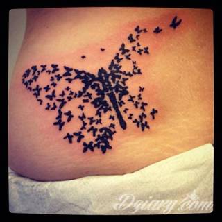 Lekkość, zwiewność, skromność - z tym kojarzą się tatuaże w kształcie motyli. Popularny kobiecy wzór, dzięki prostocie i niewielkim rozmiarom, bywa używany również w miejscach intymnych. 