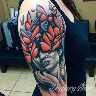 Lekkość, zwiewność, skromność - z tym kojarzą się tatuaże w kształcie motyli. Popularny kobiecy wzór, dzięki prostocie i niewielkim rozmiarom, bywa używany również w miejscach intymnych. 