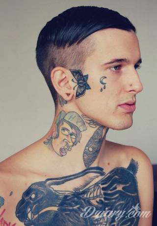 Lekkość, zwiewność, skromność - z tym kojarzą się tatuaże w kształcie motyli. Popularny kobiecy wzór, dzięki prostocie i niewielkim rozmiarom, bywa używany również w miejscach intymnych. 