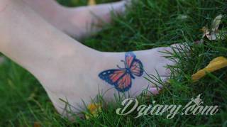 Lekkość, zwiewność, skromność - z tym kojarzą się tatuaże w kształcie motyli. Popularny kobiecy wzór, dzięki prostocie i niewielkim rozmiarom, bywa używany również w miejscach intymnych. 