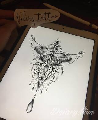 Lekkość, zwiewność, skromność - z tym kojarzą się tatuaże w kształcie motyli. Popularny kobiecy wzór, dzięki prostocie i niewielkim rozmiarom, bywa używany również w miejscach intymnych. 