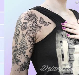 Lekkość, zwiewność, skromność - z tym kojarzą się tatuaże w kształcie motyli. Popularny kobiecy wzór, dzięki prostocie i niewielkim rozmiarom, bywa używany również w miejscach intymnych. 