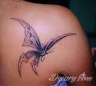 Lekkość, zwiewność, skromność - z tym kojarzą się tatuaże w kształcie motyli. Popularny kobiecy wzór, dzięki prostocie i niewielkim rozmiarom, bywa używany również w miejscach intymnych. 