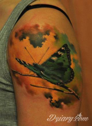 Lekkość, zwiewność, skromność - z tym kojarzą się tatuaże w kształcie motyli. Popularny kobiecy wzór, dzięki prostocie i niewielkim rozmiarom, bywa używany również w miejscach intymnych. 