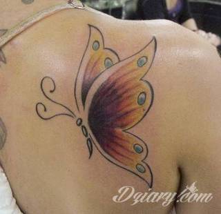 Lekkość, zwiewność, skromność - z tym kojarzą się tatuaże w kształcie motyli. Popularny kobiecy wzór, dzięki prostocie i niewielkim rozmiarom, bywa używany również w miejscach intymnych. 