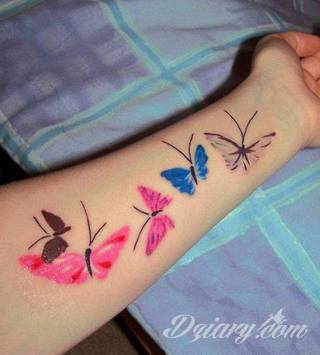 Lekkość, zwiewność, skromność - z tym kojarzą się tatuaże w kształcie motyli. Popularny kobiecy wzór, dzięki prostocie i niewielkim rozmiarom, bywa używany również w miejscach intymnych. 