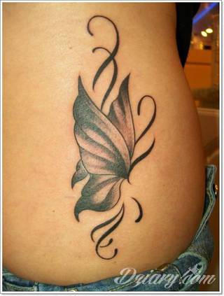 Lekkość, zwiewność, skromność - z tym kojarzą się tatuaże w kształcie motyli. Popularny kobiecy wzór, dzięki prostocie i niewielkim rozmiarom, bywa używany również w miejscach intymnych. 