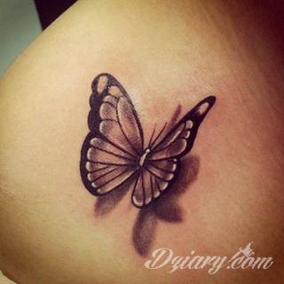 Lekkość, zwiewność, skromność - z tym kojarzą się tatuaże w kształcie motyli. Popularny kobiecy wzór, dzięki prostocie i niewielkim rozmiarom, bywa używany również w miejscach intymnych. 