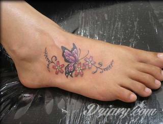 Lekkość, zwiewność, skromność - z tym kojarzą się tatuaże w kształcie motyli. Popularny kobiecy wzór, dzięki prostocie i niewielkim rozmiarom, bywa używany również w miejscach intymnych. 