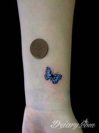 Lekkość, zwiewność, skromność - z tym kojarzą się tatuaże w kształcie motyli. Popularny kobiecy wzór, dzięki prostocie i niewielkim rozmiarom, bywa używany również w miejscach intymnych. 