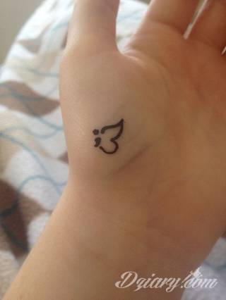 Lekkość, zwiewność, skromność - z tym kojarzą się tatuaże w kształcie motyli. Popularny kobiecy wzór, dzięki prostocie i niewielkim rozmiarom, bywa używany również w miejscach intymnych. 