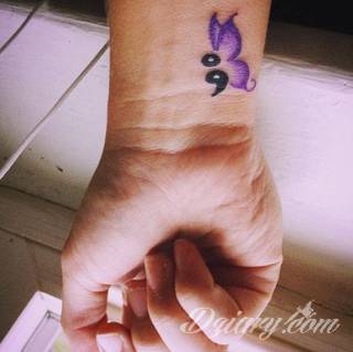 Lekkość, zwiewność, skromność - z tym kojarzą się tatuaże w kształcie motyli. Popularny kobiecy wzór, dzięki prostocie i niewielkim rozmiarom, bywa używany również w miejscach intymnych. 