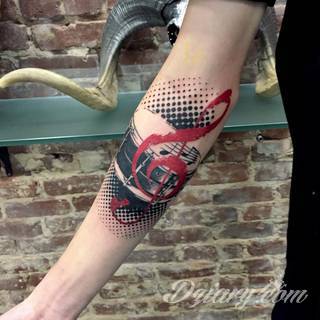 Tatuaże dla miłośników dźwięków w każdej postaci. Klucze wiolinowe, nuty w fantazyjnych kształtach, ale również słynne cytaty z najpopularniejszych utworów. Ciekawym wariantem są motywy słuchawek podkreślających związek z muzyką. 