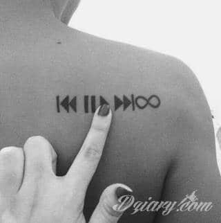 Tatuaże dla miłośników dźwięków w każdej postaci. Klucze wiolinowe, nuty w fantazyjnych kształtach, ale również słynne cytaty z najpopularniejszych utworów. Ciekawym wariantem są motywy słuchawek podkreślających związek z muzyką. 