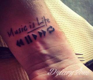 Tatuaże dla miłośników dźwięków w każdej postaci. Klucze wiolinowe, nuty w fantazyjnych kształtach, ale również słynne cytaty z najpopularniejszych utworów. Ciekawym wariantem są motywy słuchawek podkreślających związek z muzyką. 