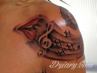 Tatuaże dla miłośników dźwięków w każdej postaci. Klucze wiolinowe, nuty w fantazyjnych kształtach, ale również słynne cytaty z najpopularniejszych utworów. Ciekawym wariantem są motywy słuchawek podkreślających związek z muzyką. 