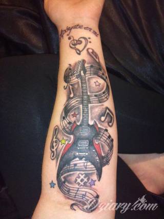 Tatuaże dla miłośników dźwięków w każdej postaci. Klucze wiolinowe, nuty w fantazyjnych kształtach, ale również słynne cytaty z najpopularniejszych utworów. Ciekawym wariantem są motywy słuchawek podkreślających związek z muzyką. 