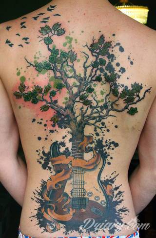 Tatuaże dla miłośników dźwięków w każdej postaci. Klucze wiolinowe, nuty w fantazyjnych kształtach, ale również słynne cytaty z najpopularniejszych utworów. Ciekawym wariantem są motywy słuchawek podkreślających związek z muzyką. 