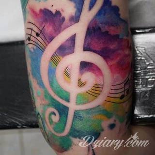 Tatuaże dla miłośników dźwięków w każdej postaci. Klucze wiolinowe, nuty w fantazyjnych kształtach, ale również słynne cytaty z najpopularniejszych utworów. Ciekawym wariantem są motywy słuchawek podkreślających związek z muzyką. 