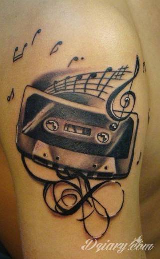 Tatuaże dla miłośników dźwięków w każdej postaci. Klucze wiolinowe, nuty w fantazyjnych kształtach, ale również słynne cytaty z najpopularniejszych utworów. Ciekawym wariantem są motywy słuchawek podkreślających związek z muzyką. 