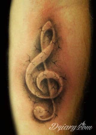 Tatuaże dla miłośników dźwięków w każdej postaci. Klucze wiolinowe, nuty w fantazyjnych kształtach, ale również słynne cytaty z najpopularniejszych utworów. Ciekawym wariantem są motywy słuchawek podkreślających związek z muzyką. 