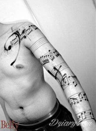 Tatuaże dla miłośników dźwięków w każdej postaci. Klucze wiolinowe, nuty w fantazyjnych kształtach, ale również słynne cytaty z najpopularniejszych utworów. Ciekawym wariantem są motywy słuchawek podkreślających związek z muzyką. 