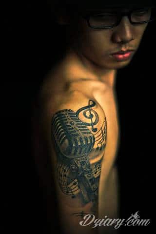 Tatuaże dla miłośników dźwięków w każdej postaci. Klucze wiolinowe, nuty w fantazyjnych kształtach, ale również słynne cytaty z najpopularniejszych utworów. Ciekawym wariantem są motywy słuchawek podkreślających związek z muzyką. 