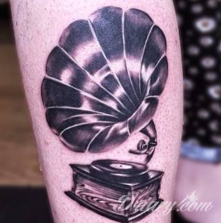 Tatuaże dla miłośników dźwięków w każdej postaci. Klucze wiolinowe, nuty w fantazyjnych kształtach, ale również słynne cytaty z najpopularniejszych utworów. Ciekawym wariantem są motywy słuchawek podkreślających związek z muzyką. 