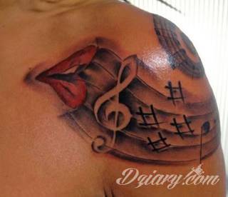 Tatuaże dla miłośników dźwięków w każdej postaci. Klucze wiolinowe, nuty w fantazyjnych kształtach, ale również słynne cytaty z najpopularniejszych utworów. Ciekawym wariantem są motywy słuchawek podkreślających związek z muzyką. 