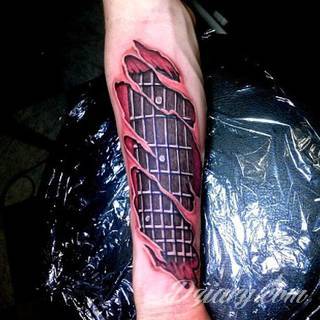 Tatuaże dla miłośników dźwięków w każdej postaci. Klucze wiolinowe, nuty w fantazyjnych kształtach, ale również słynne cytaty z najpopularniejszych utworów. Ciekawym wariantem są motywy słuchawek podkreślających związek z muzyką. 