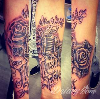 Tatuaże dla miłośników dźwięków w każdej postaci. Klucze wiolinowe, nuty w fantazyjnych kształtach, ale również słynne cytaty z najpopularniejszych utworów. Ciekawym wariantem są motywy słuchawek podkreślających związek z muzyką. 